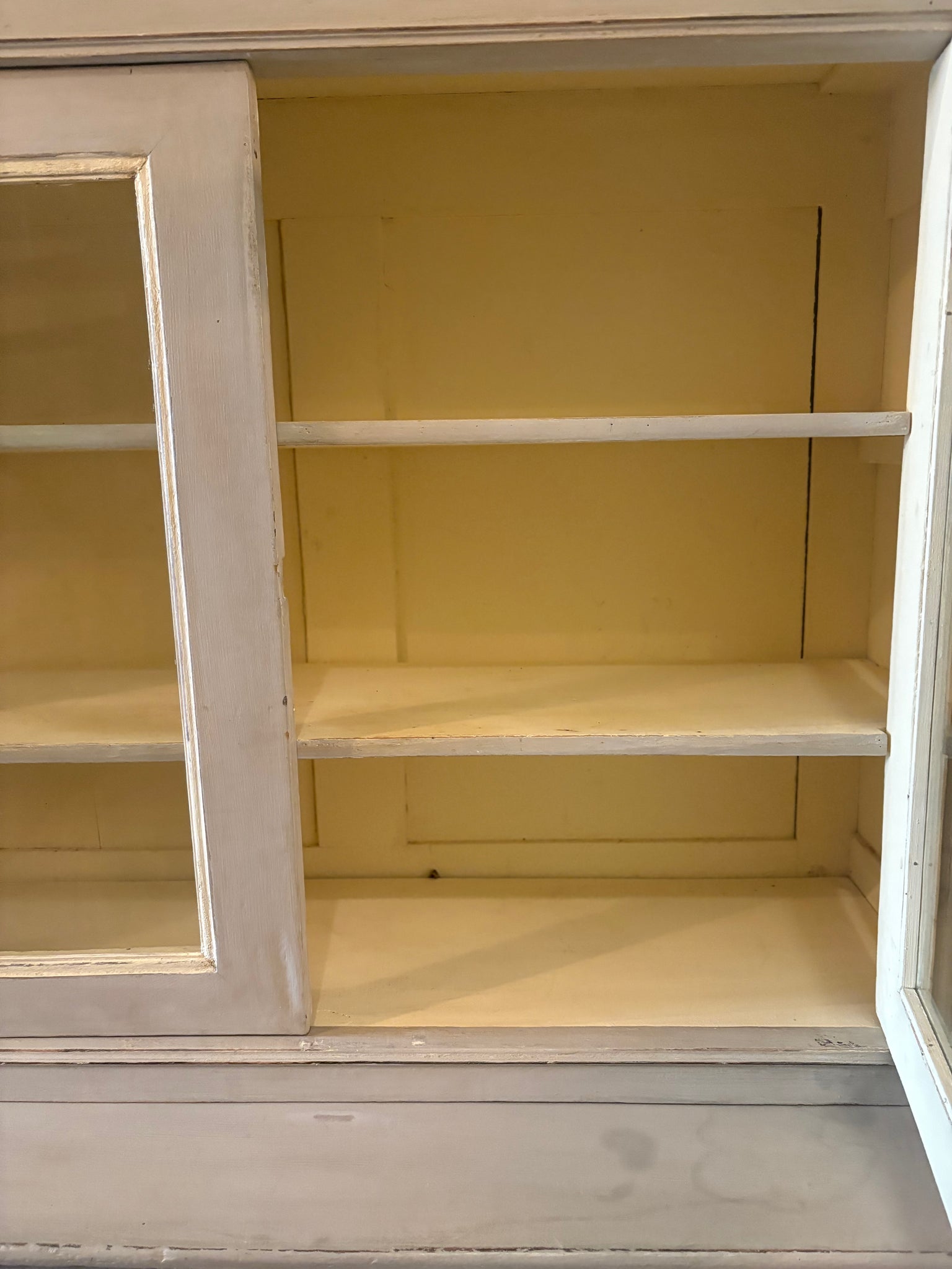 French dresser / display cupboard