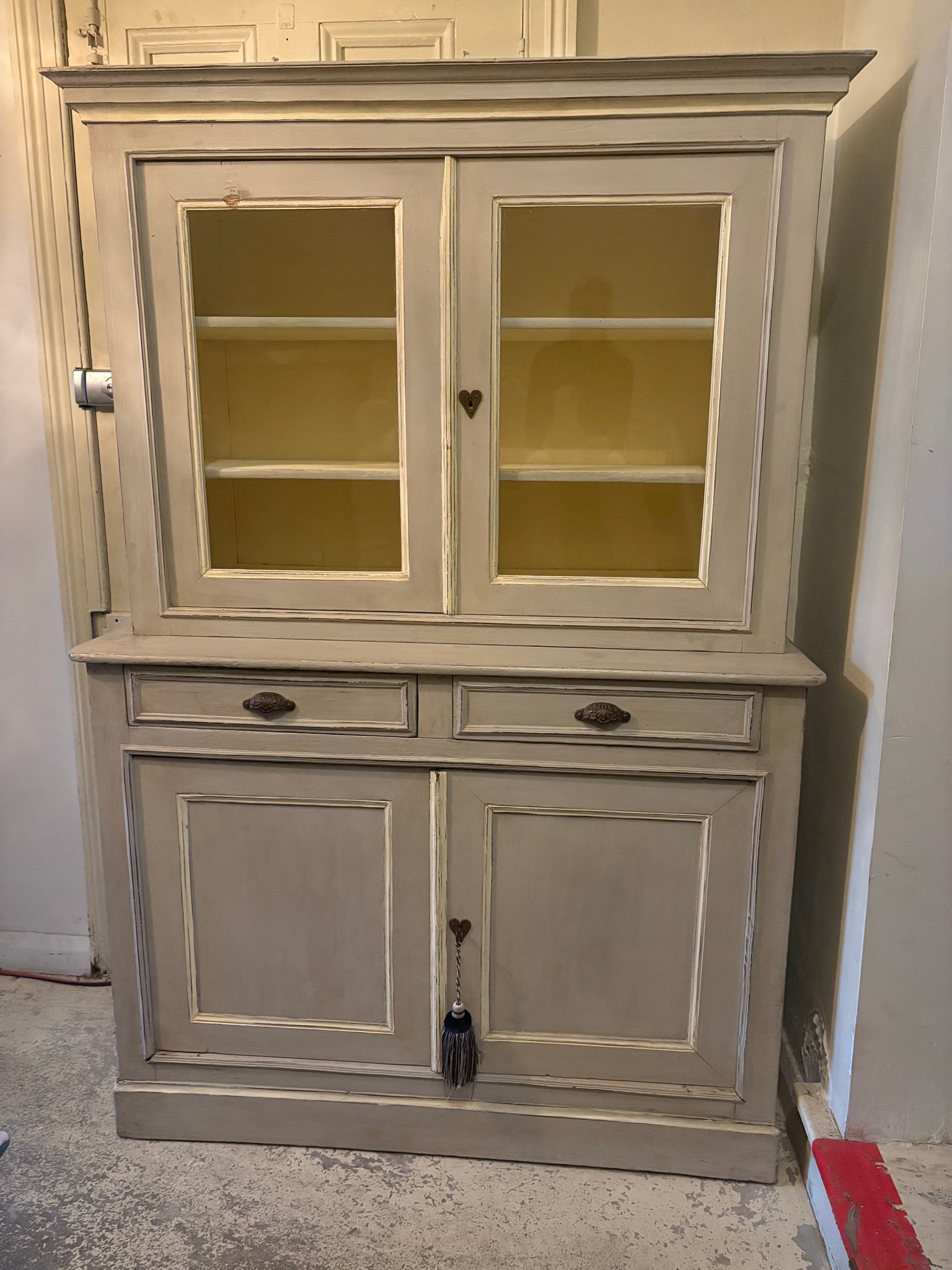 French dresser / display cupboard