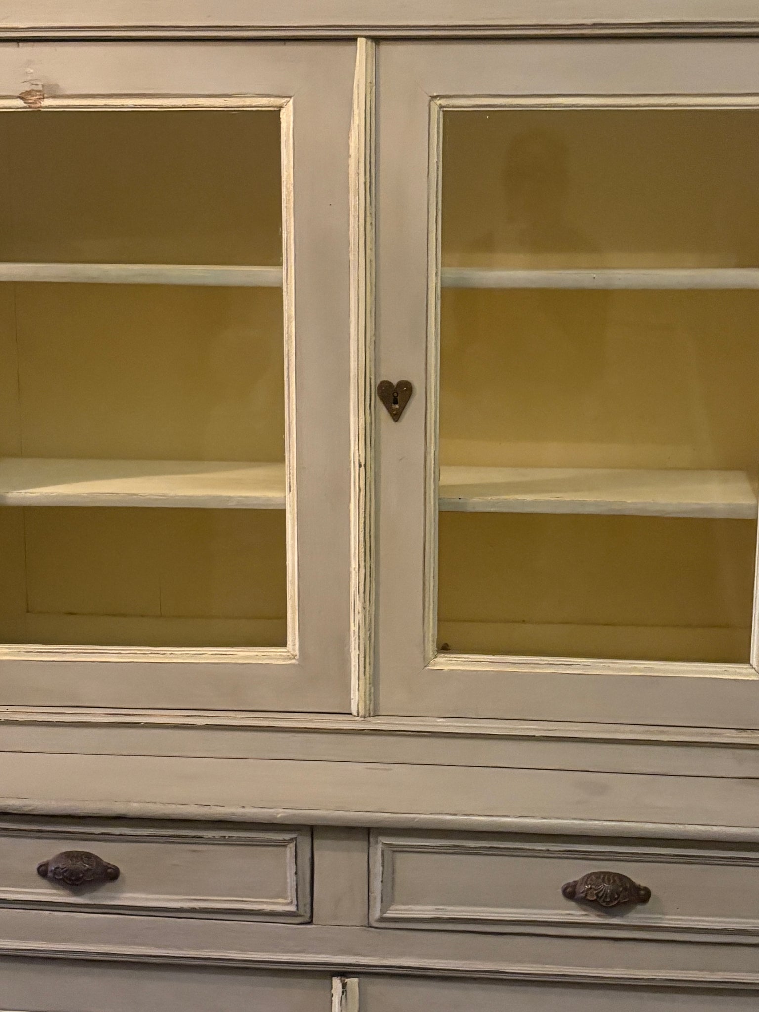 French dresser / display cupboard