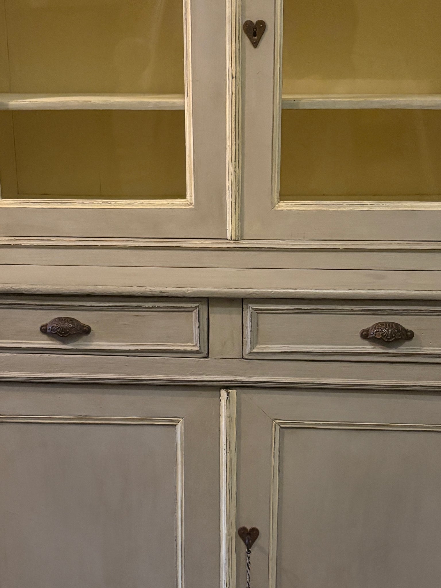 French dresser / display cupboard