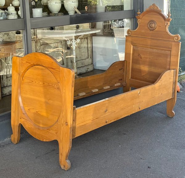 European pine bed